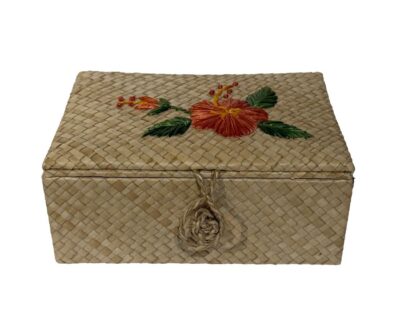 Front view of vintage hibiscus box in woven raffia.